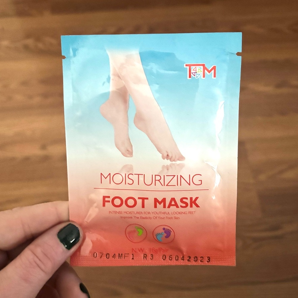 💥 FREE w/ Purchase: Moisturizing Foot Mask